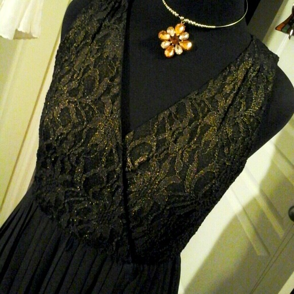 Tip in quietly in a S.L. Dress! - Picture 2 of 4